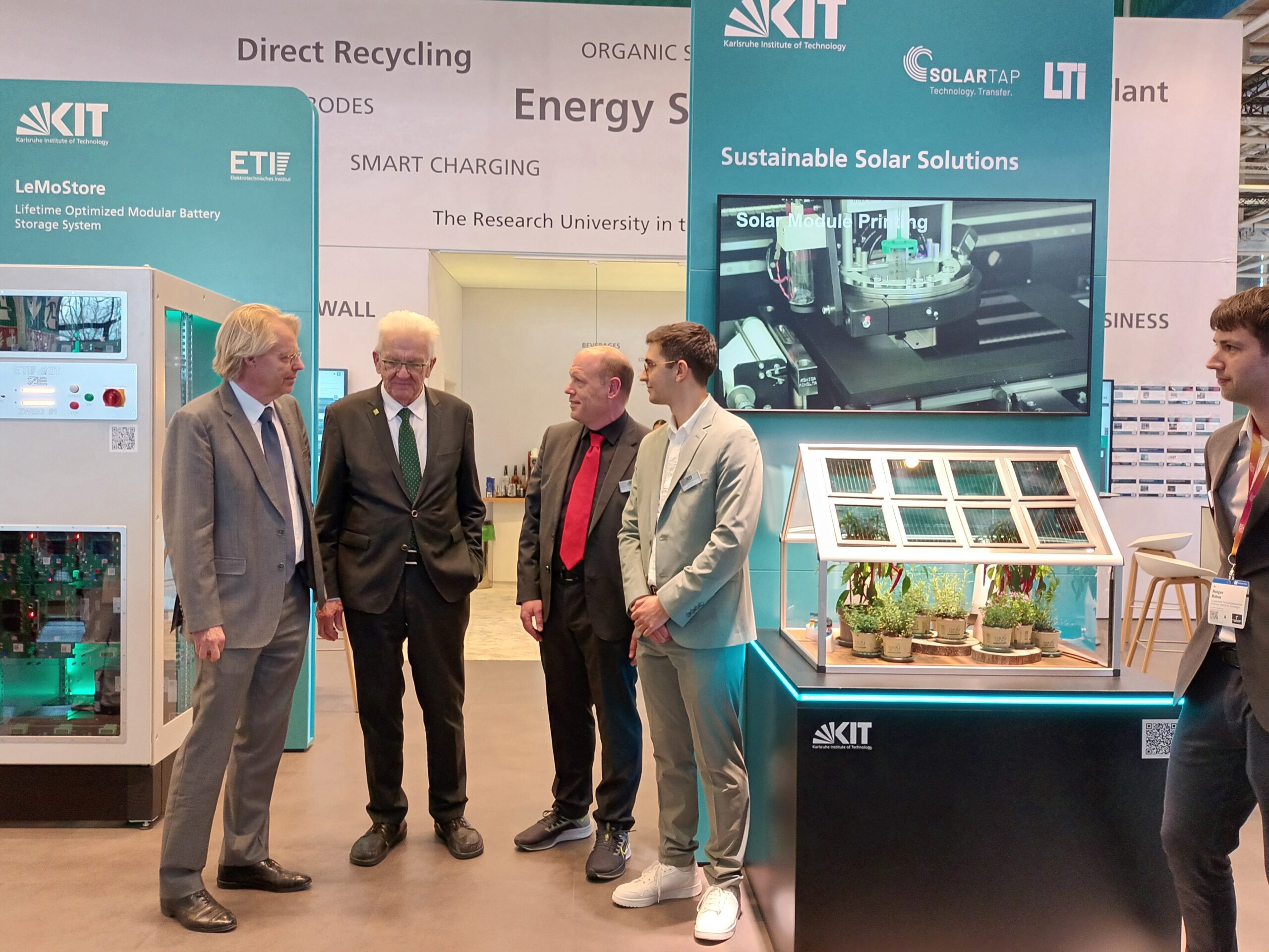 Kretschmann visits KIT Solar TAP exhibit at HMI